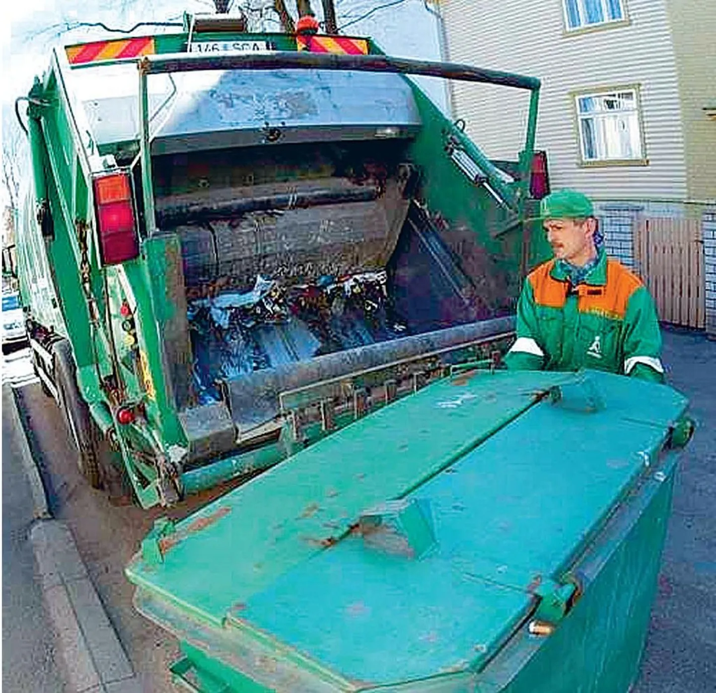 Lähiajal kerkiv prügiveo hind tähendab, et kortermaja elanikud hakkavad selle teenuse eest maksma umbes kümme, eramu omanikud kuni paarkümmend krooni kuus rohkem kui seni. Uus prügiveo hinna tõus ootab aga ees juba uue aasta algul.