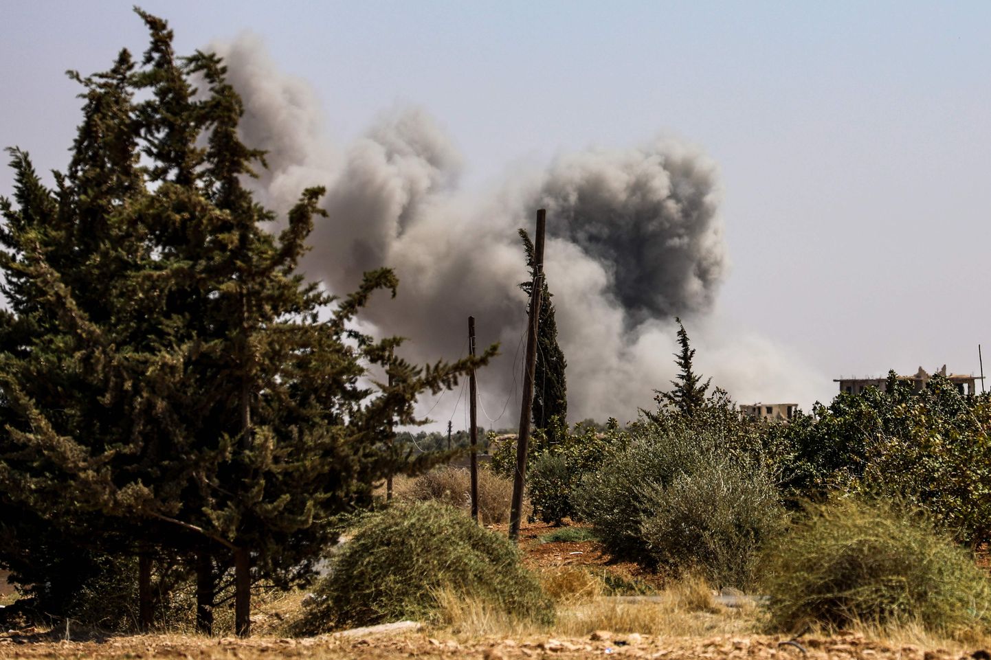 Venemaa toetatud Süüria valitsusvägede rünnak Idlibi mässuliste asupaikadele.