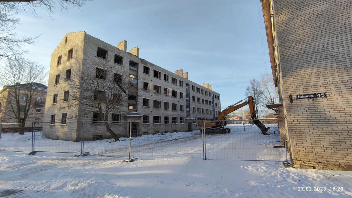 Первыми исчезли крыша и окна, далее строитель возьмется за стены.