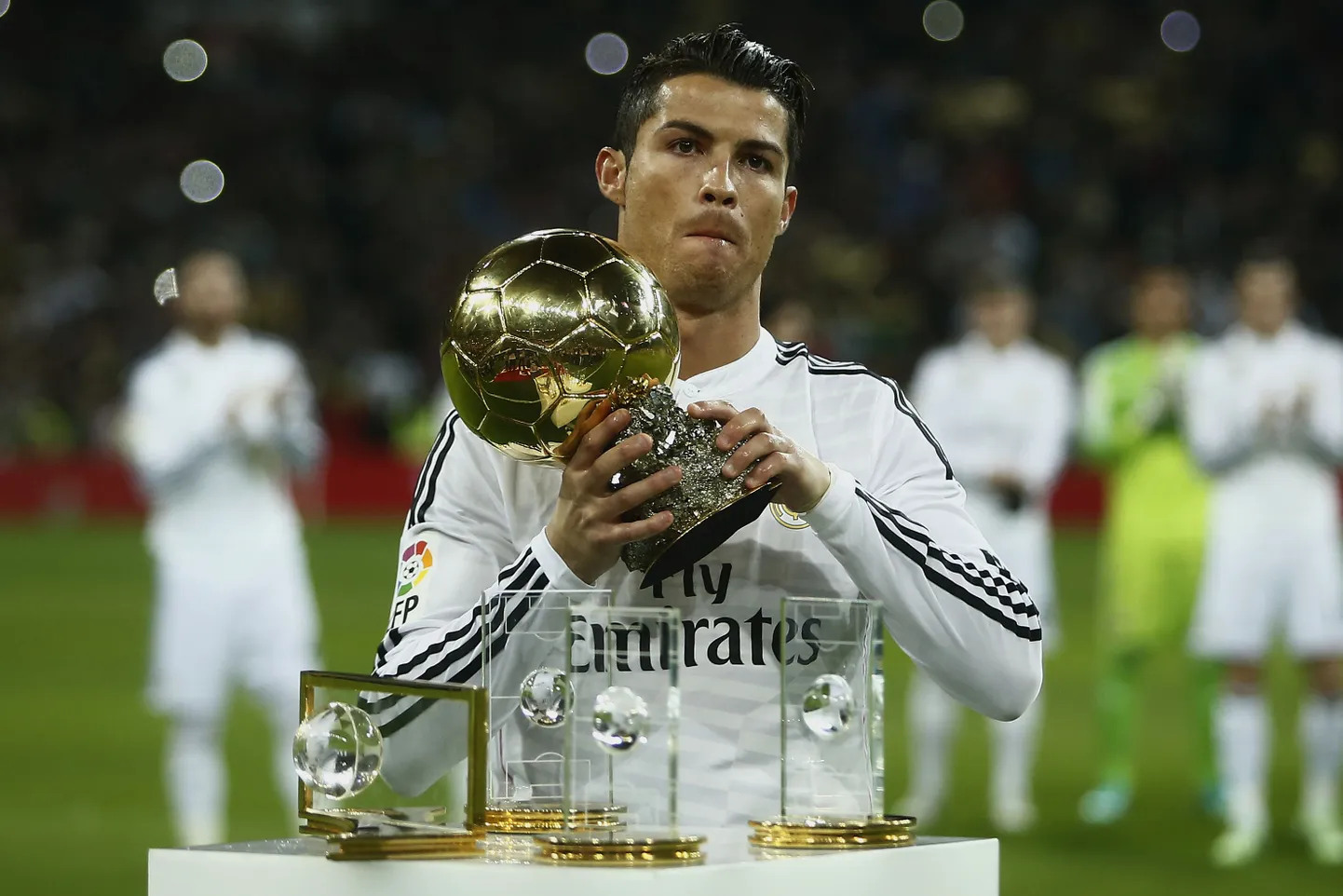 Cristiano Ronaldo esitlemas maailma parima mängija trofeed.