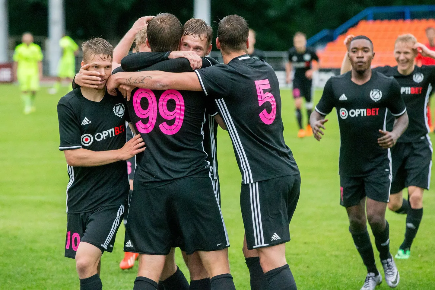 Nõmme Kalju mängijad eile väravat
tähistamas.