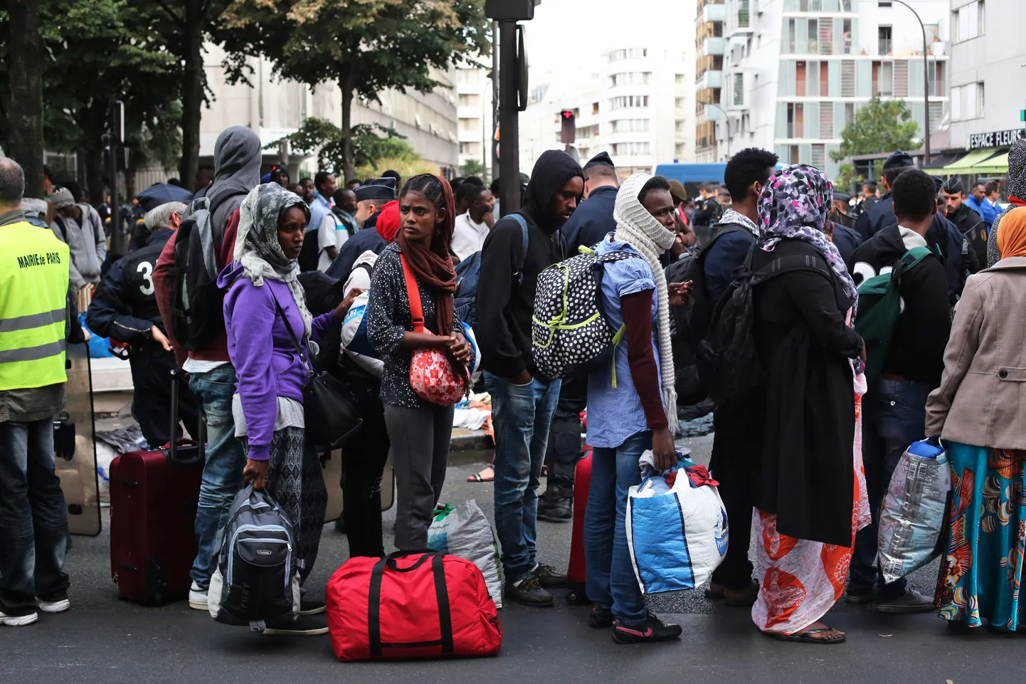 Evakueeritavad migrandid täna Pariisi põhjaosas järjekorras ootamas, mis saab edasi.