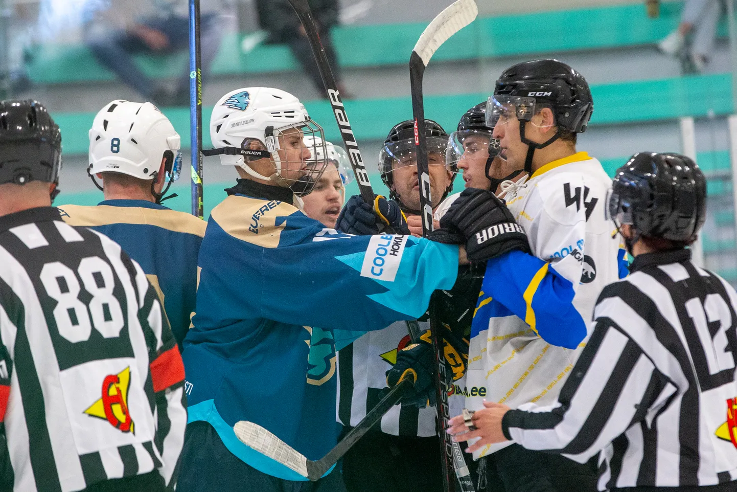 Kohtla-Järve kahe meeskonna vahelises mängus tuli nagu hokis aeg-ajalt ikka sisse ka poksielemente.