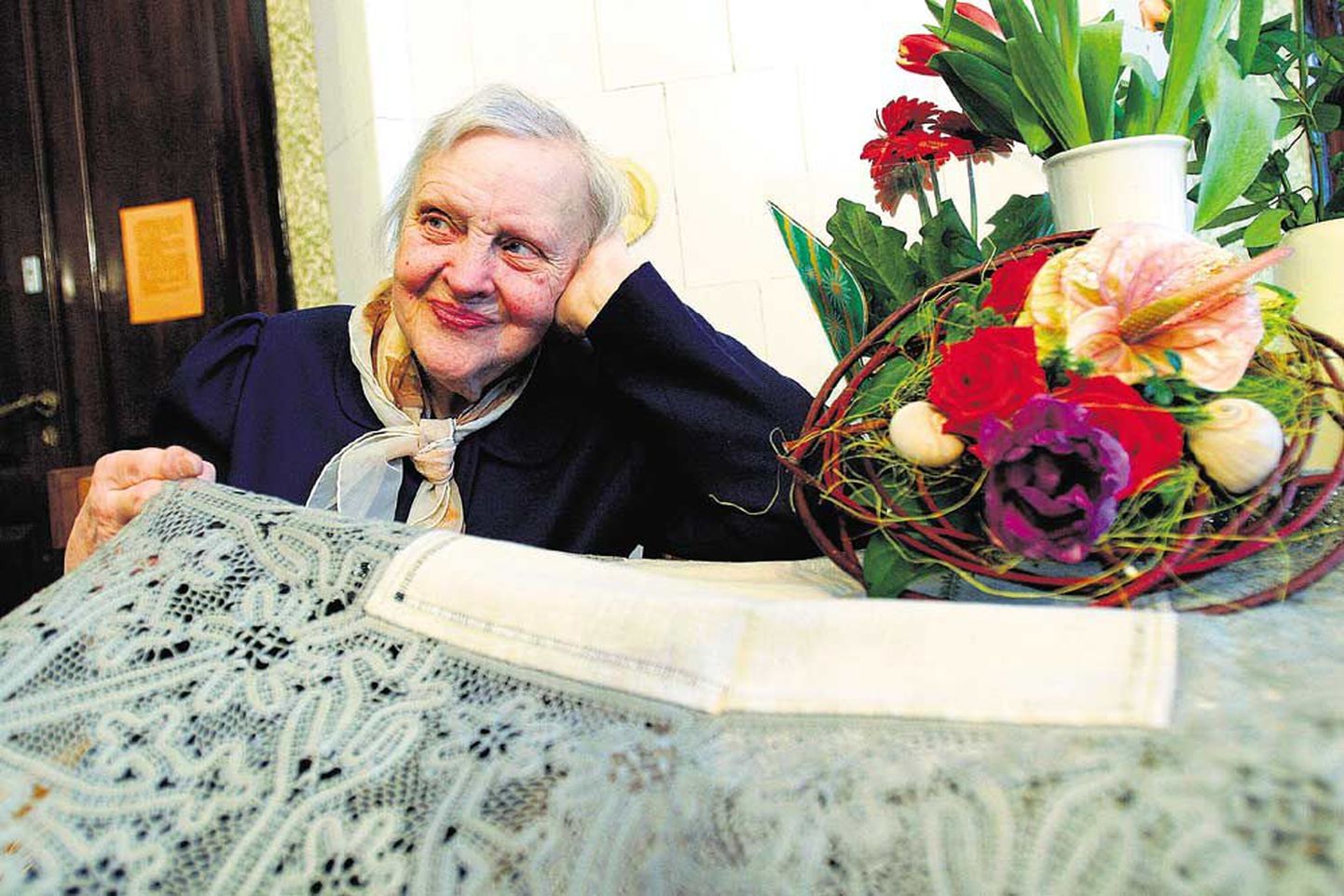 Alati rõõmsameelne käsitöömeister Ljubov Mitt näitab huvilistele oma kuningliku niplispitsiga käsitööd, mida eksponeeriti tema 90. sünnipäeva näitusel.