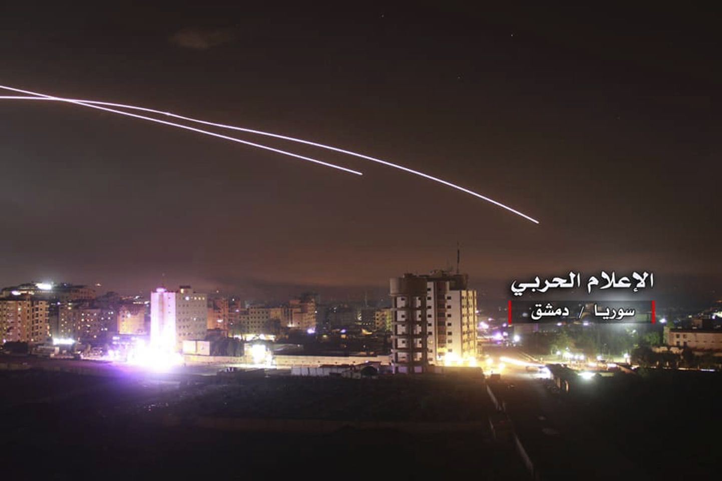 Süüria avaldatud pilt, mis näitab, kuidas Iisraeli raketid lendavad sõjaväebaaside suunas Damaskuses Süürias.