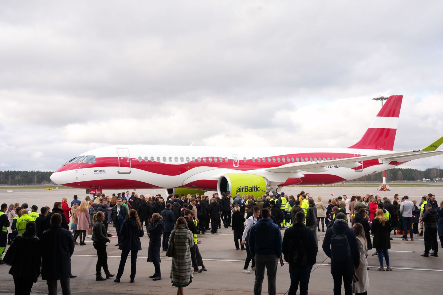 Latvijas nacionālās lidsabiedrības "airBaltic" lidmašīnas "Airbus A220-300" prezentācija.