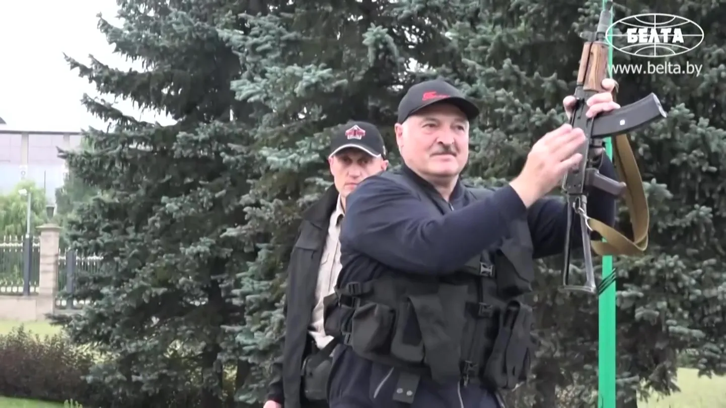Valgevene presidenti Aljaksandr Luakšenkat nähti 23. augustil relvaga