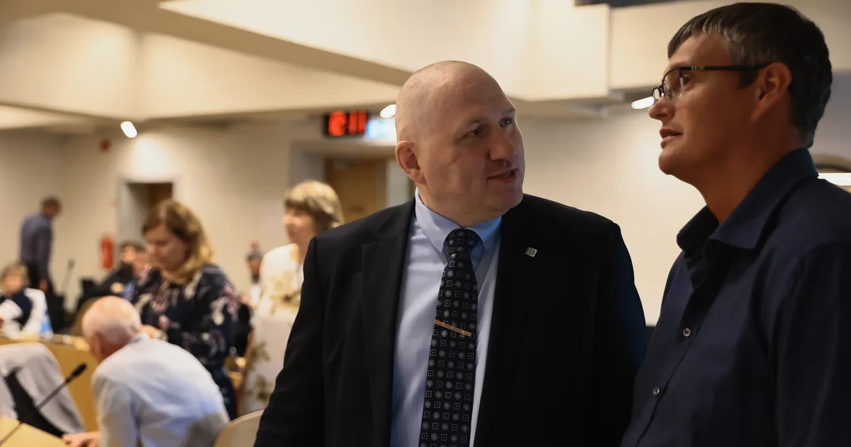 OTSEPILT ⟩ Narva vahetab võimu, Stalnuhhinit ja Raiki umbusaldati (9)