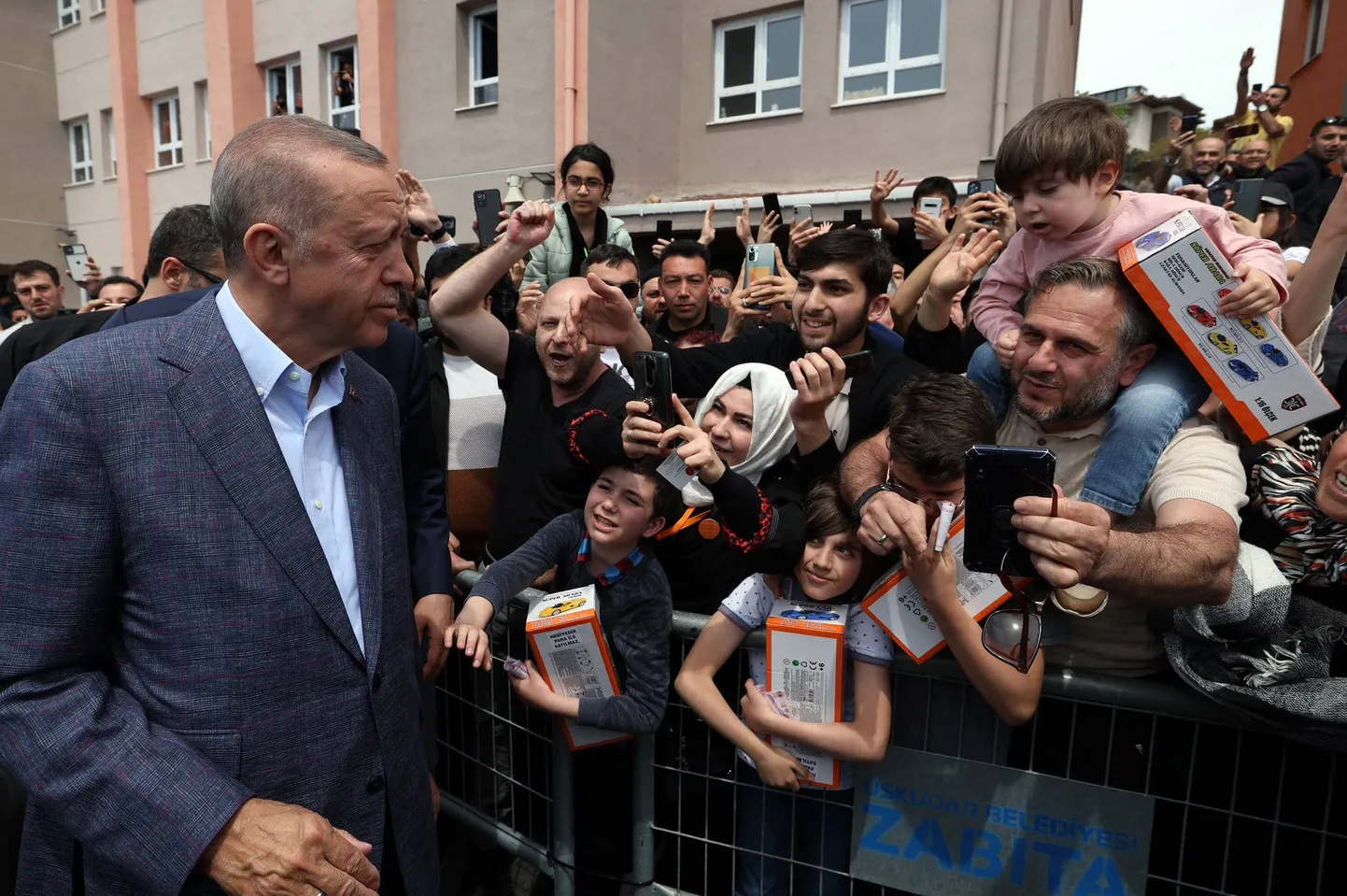 Президент Турции Реджеп Тайип Эрдоган и его супруга Эмине Эрдоган проголосовали на избирательном участке.
