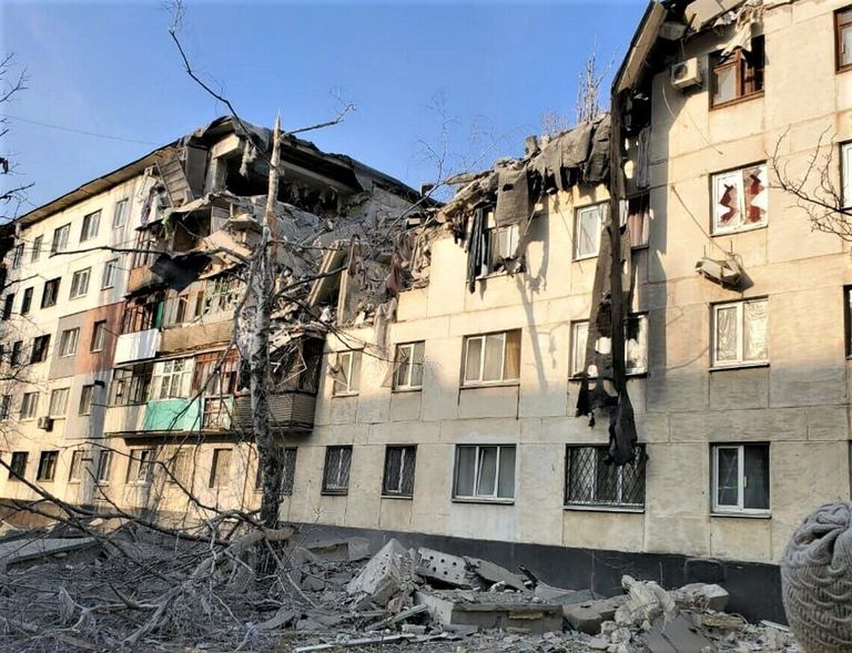 Kodukvartal Lõssõtšanskis purustatud majaga, kus sai surma mees, keda Anna Vjaznikova tundis.