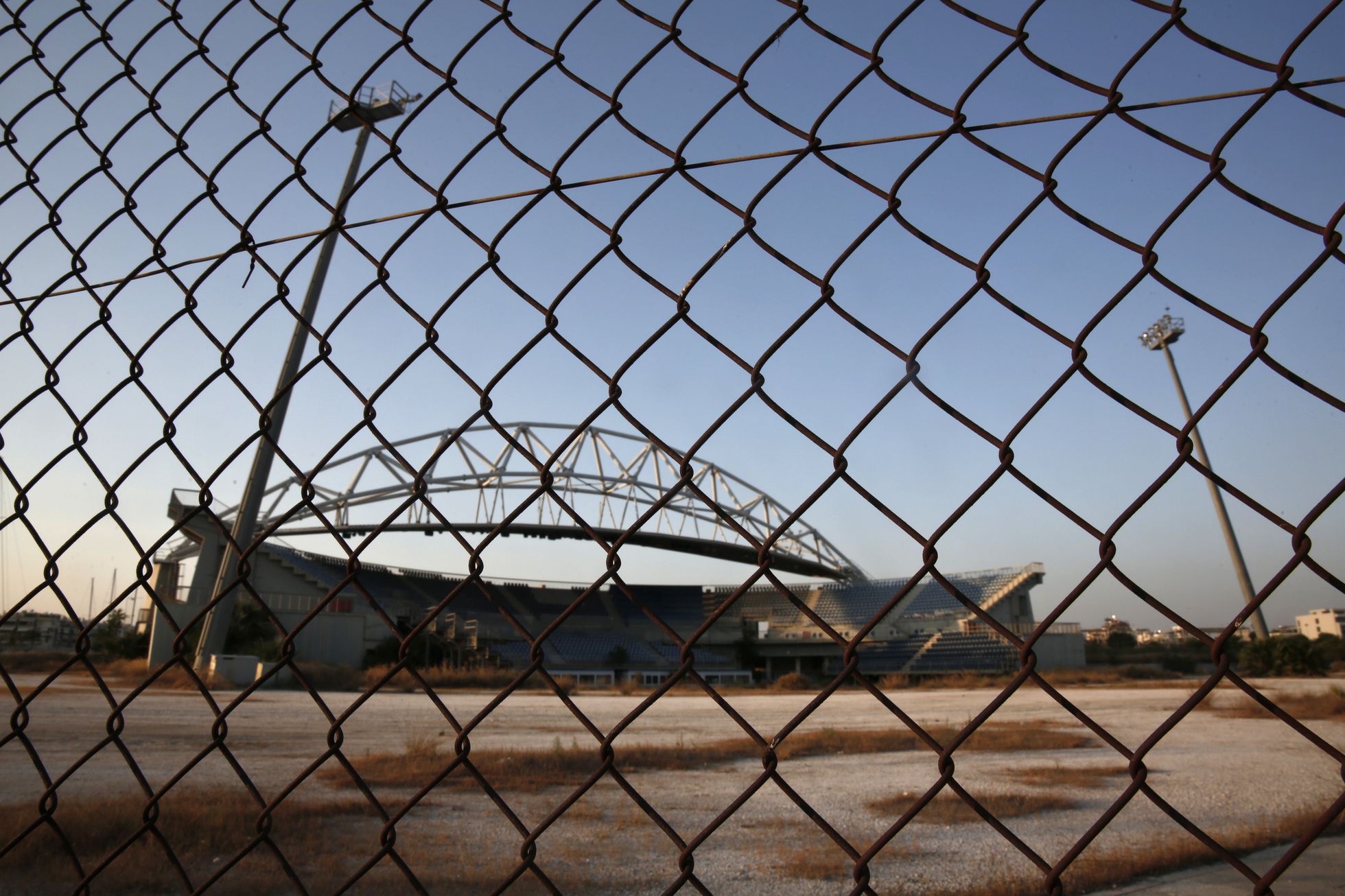 Заброшенный волейбольный стадион в Афинах