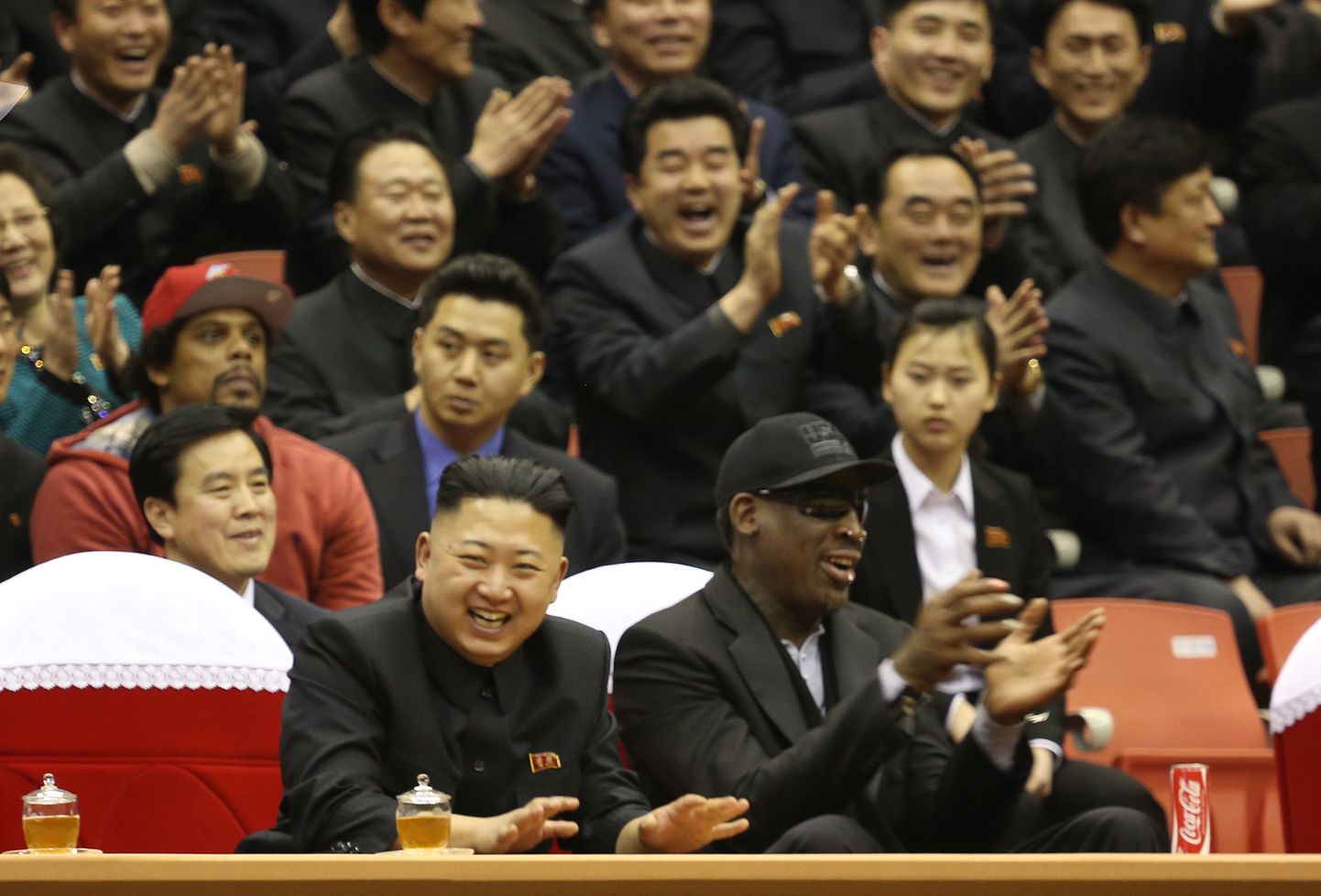 Kim Jong-un ja Dennis Rodman korvpalli vaatamas.
