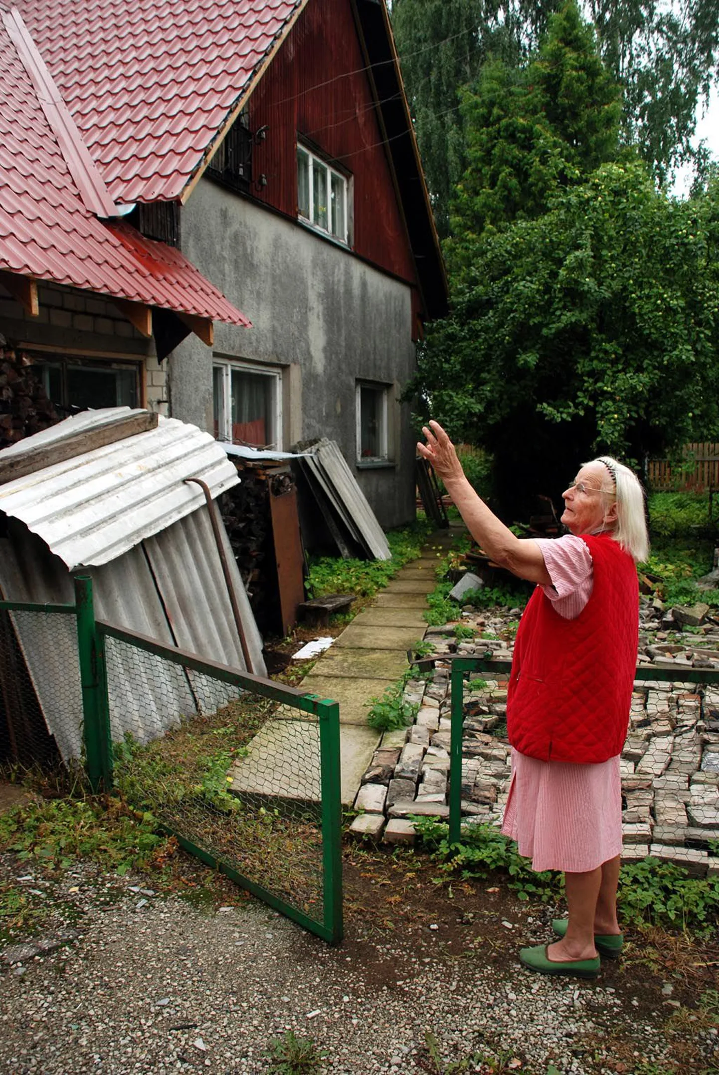 „Minule on tekitatud olulist kahju, mu maja on lõhutud!” kurdab vanaproua Maire.
