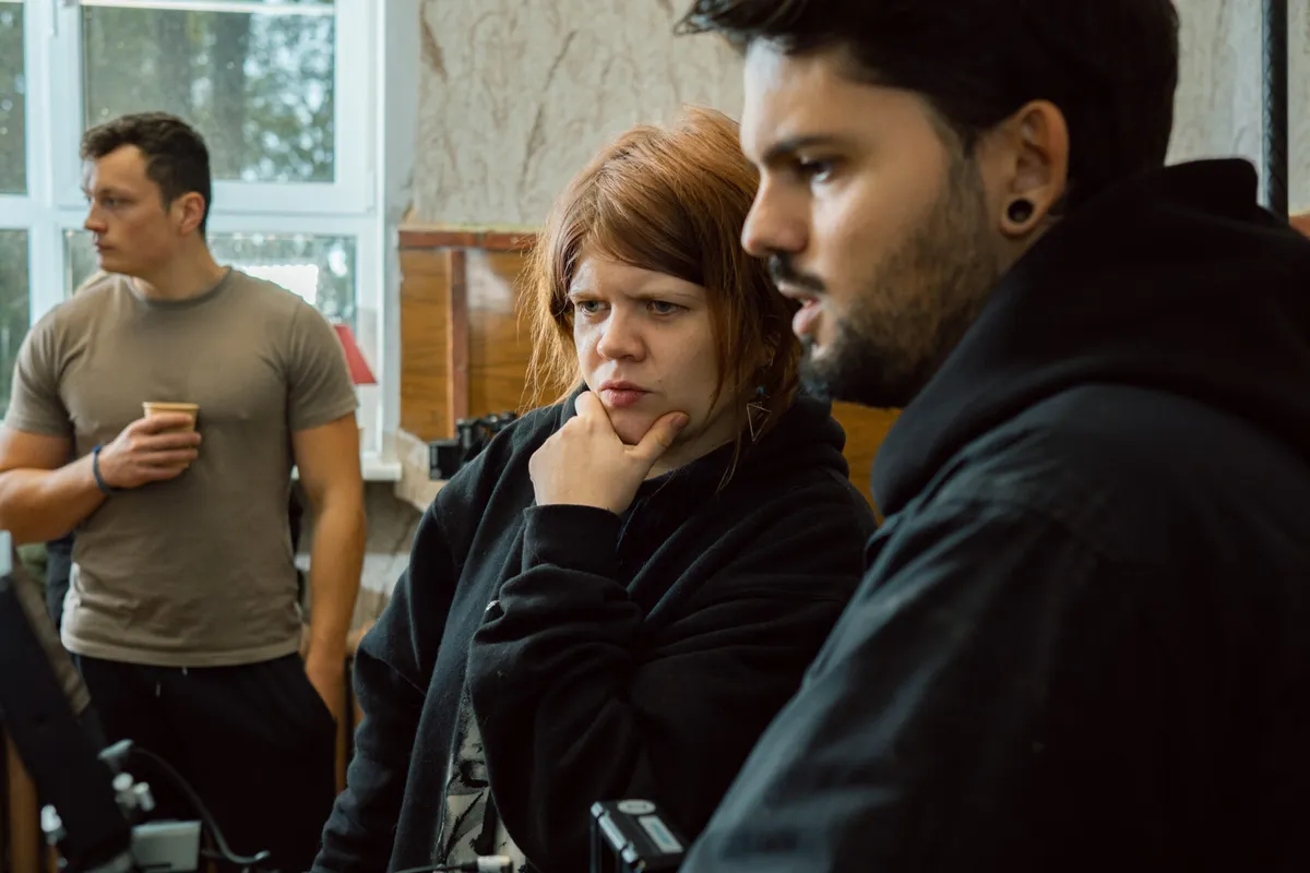 Darba procesā – režisore un scenāriste Liene Linde un operators Ivo Skanstiņš, kura devums seriālā novērtējams ar augstāko atzīmi.