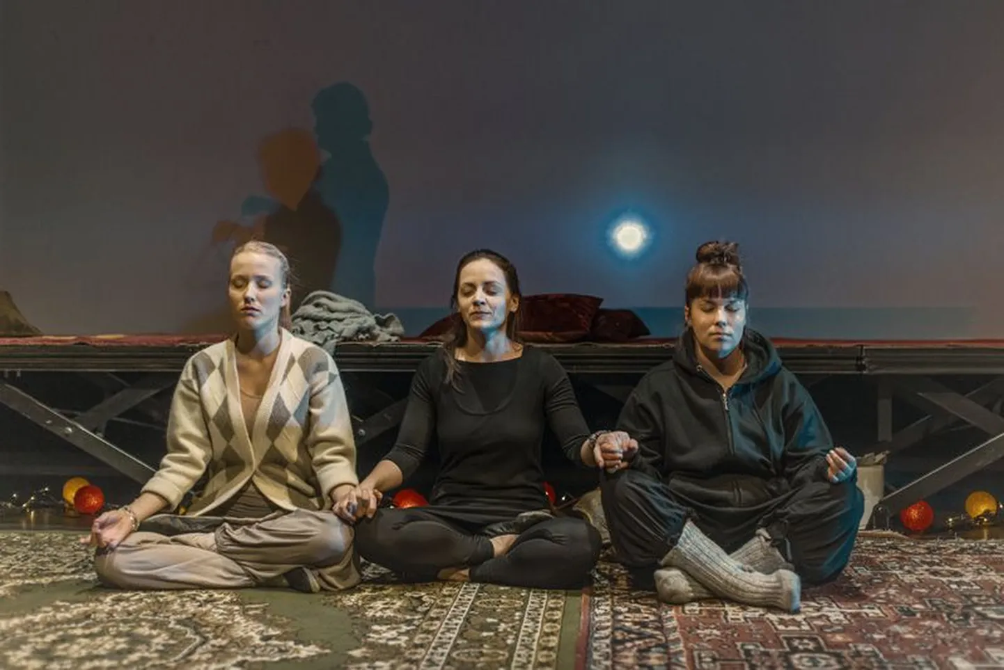 Õed Irina (Saara Kadak, vasakul), Olga (Marin Mägi-Efert) ja Maša (Anneli Rahkema) alustavad päeva joogaga.