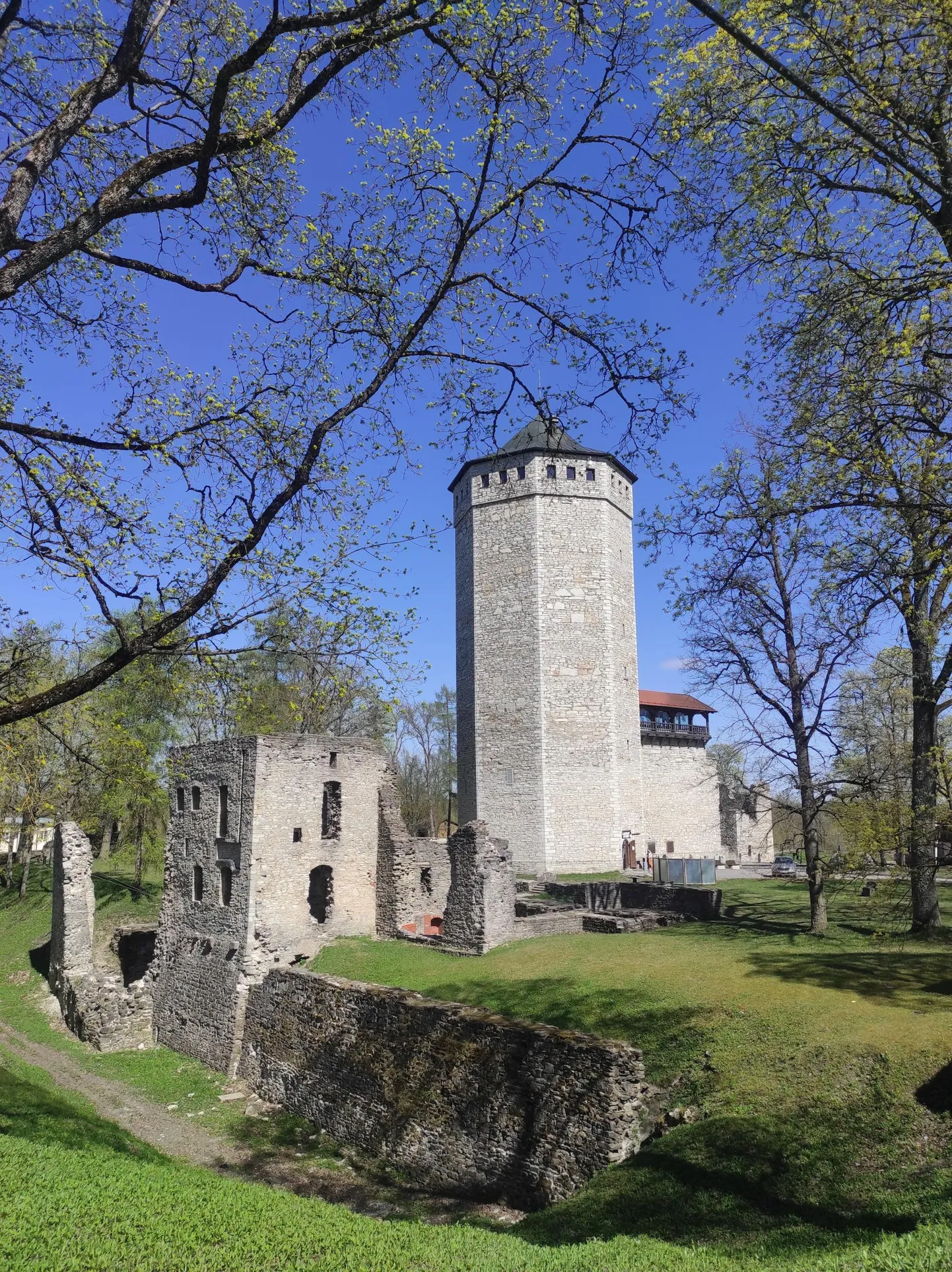 Vallimägi Paide linna ja maakonna sümboli vallitorniga,
kus asub 8 korrusel läbi ajaloo viiv muuseum.