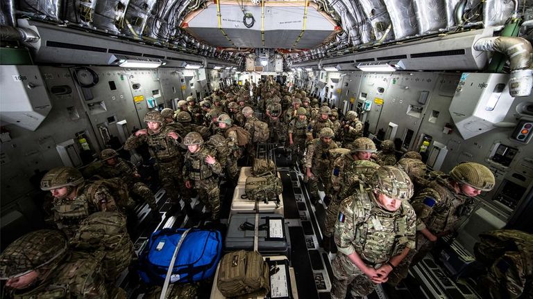 Бойцы 16-й десантной бригады британской армии летят в Кабул.