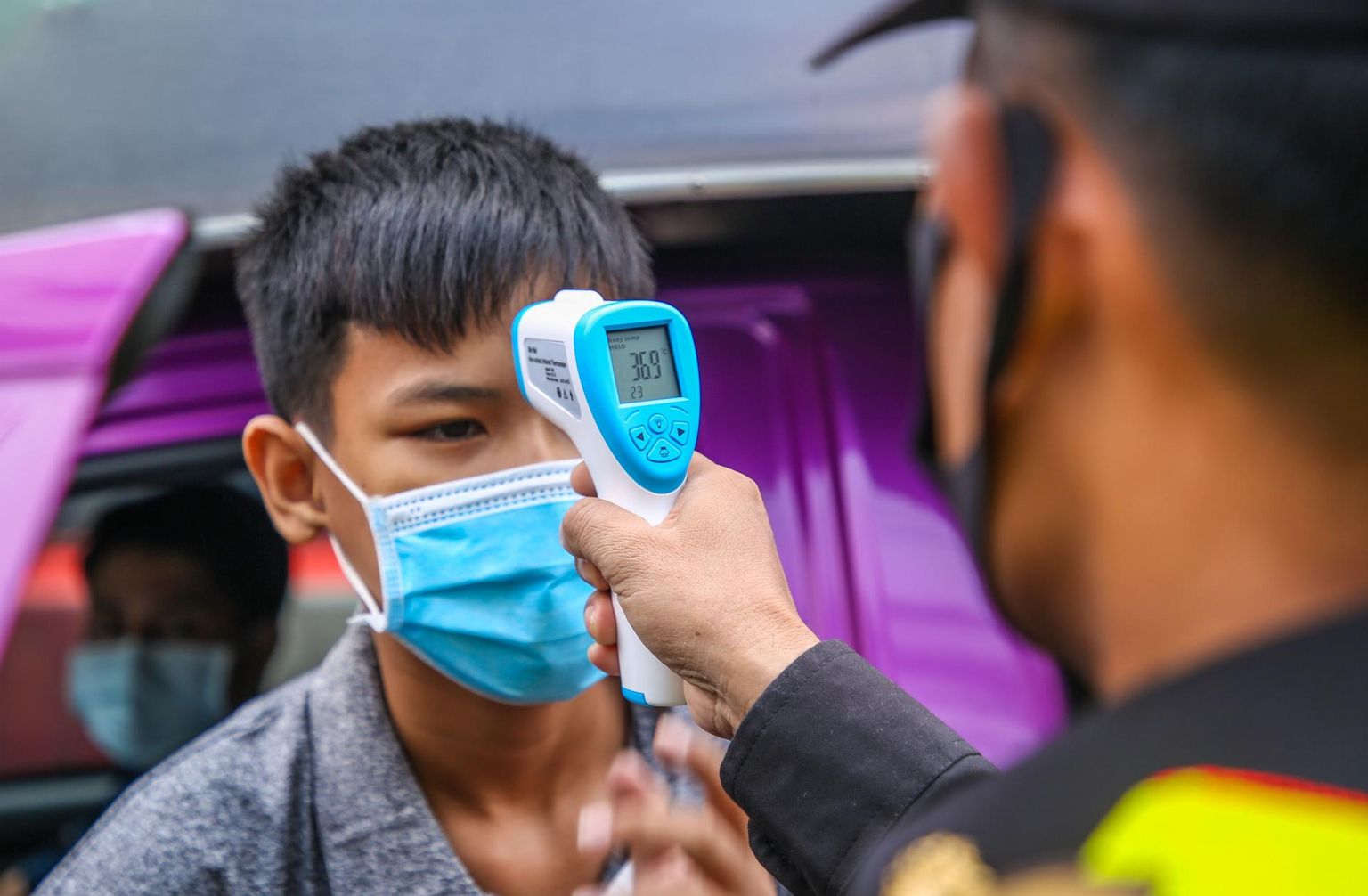 Kohustuslik koroonaviiruse vastu testimine võib näida küll karmi muutusena riigivõimu suurenemise suunas, kuid viimase 200 aasta jooksul on riigid pidevalt rahvatervise ja hügieeni nimel muskleid pingutanud. Pildil politsei kontrollpunkt Bangkokis.