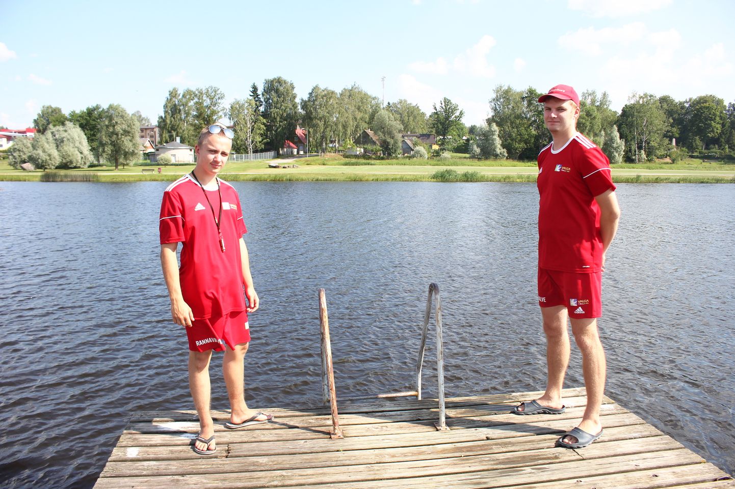 Vastaskaldalt ujuma hakanud mees jõudis selle silla otsast umbes kolme meetri kaugusele, kus ta jõud rauges. Sealt päästsid ta rannavalvurid Kaspar Uppin (vasakul) ja Kristjan Zilmer.