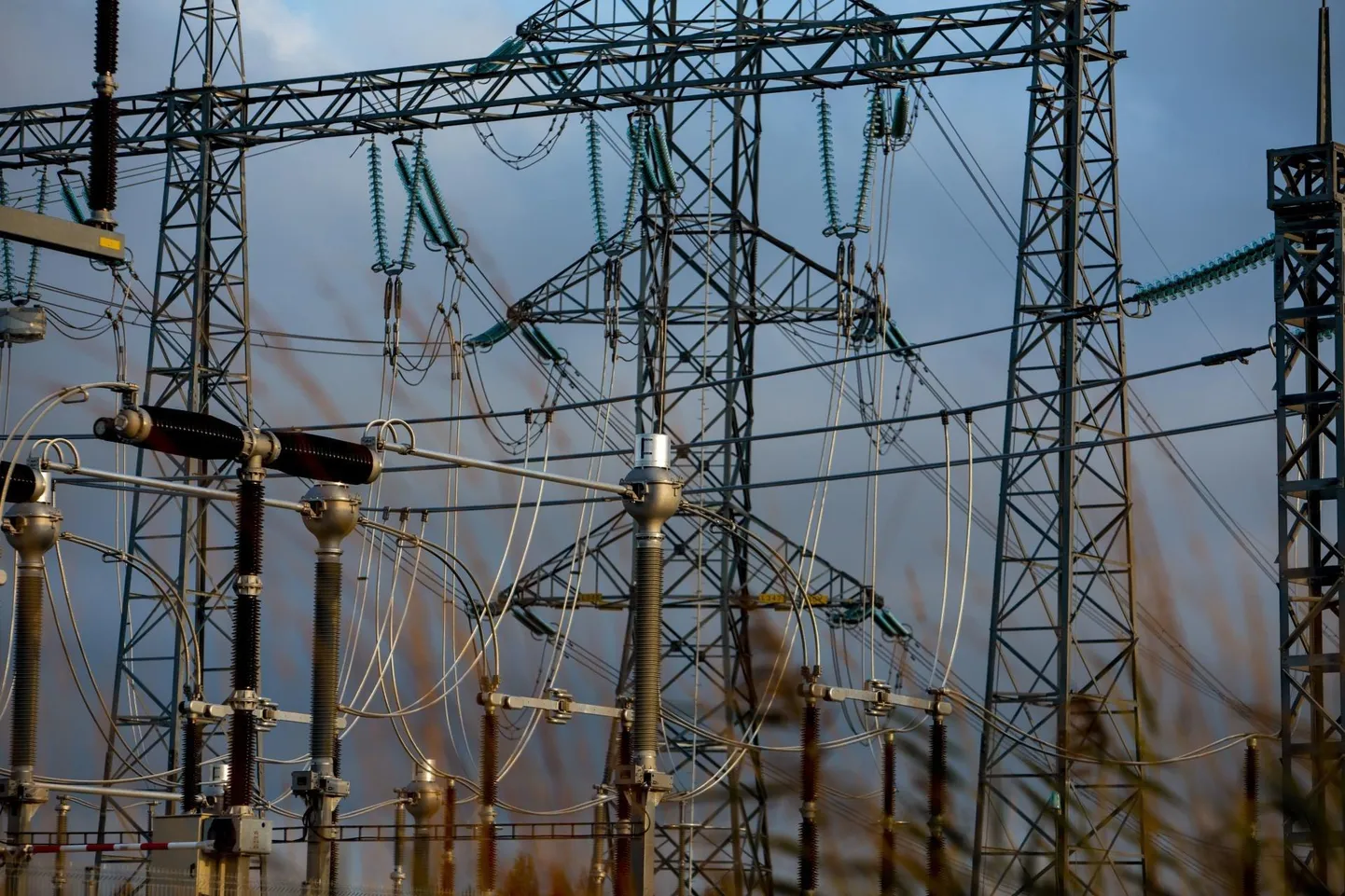 Soomlased kardavad Venelaste sabotaaži elektrijaamade vastu. Foto loo juures illsutreeriv