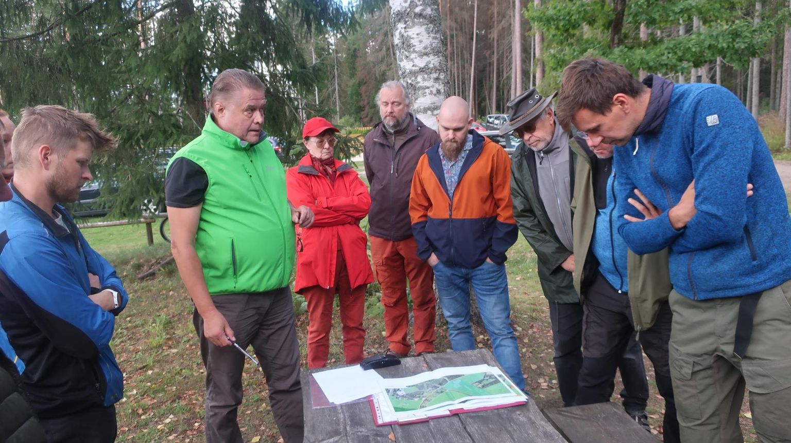 Raieplaane tutvustas huvilistele peametsaülem Tiit Timberg (rohelise vestiga).