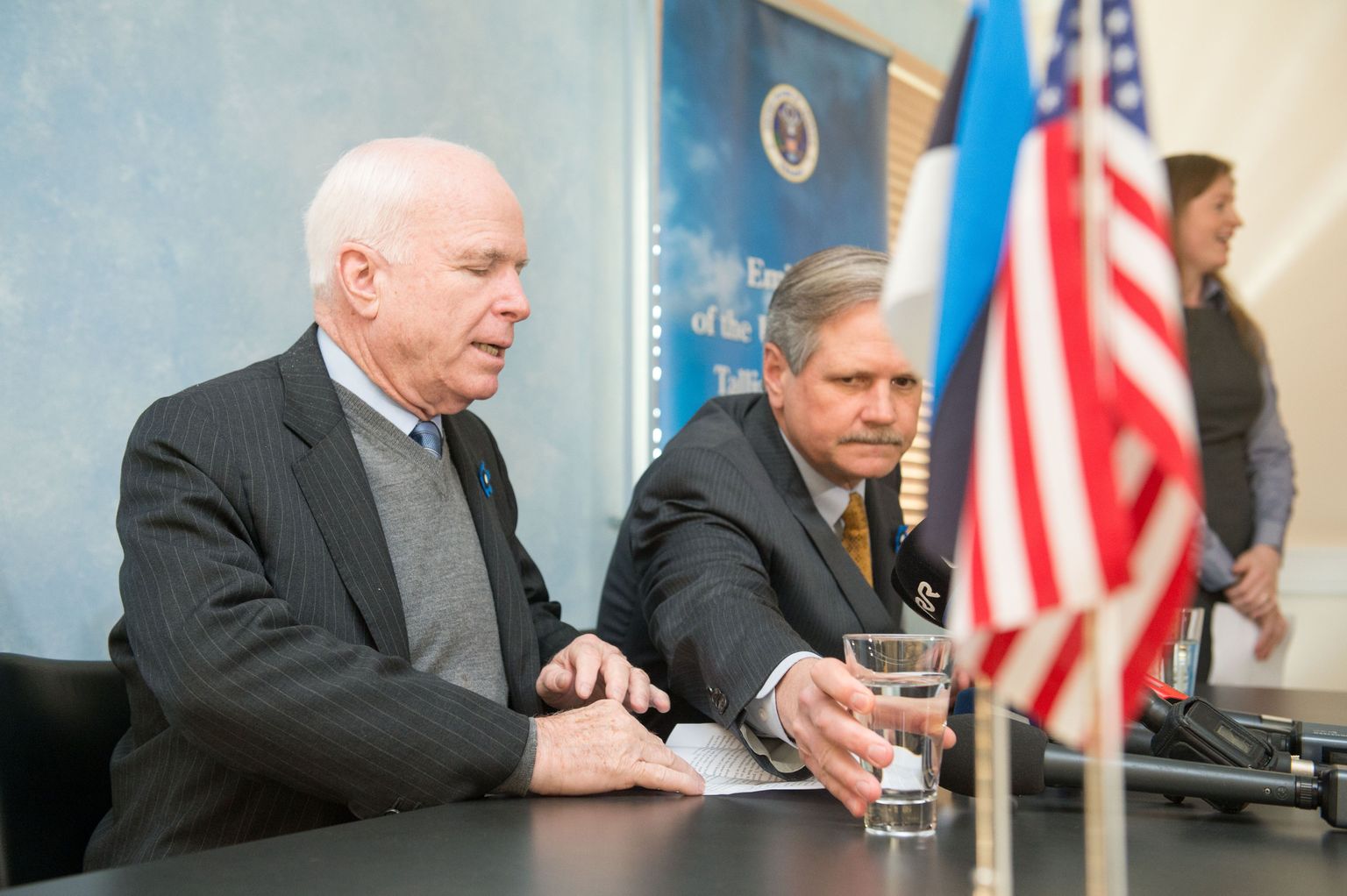 USA senaatorid John McCain (vasakul) ja John Hoeven täna Tallinna lennujaamas pressikonverentsil.