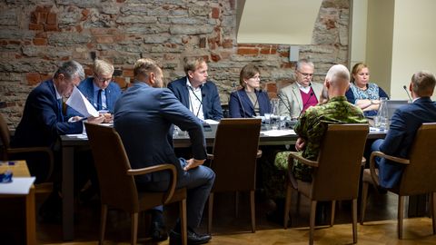 OTSEPILT ⟩ Erikomisjon arutab segadust kaitseministeeriumi haldusalas