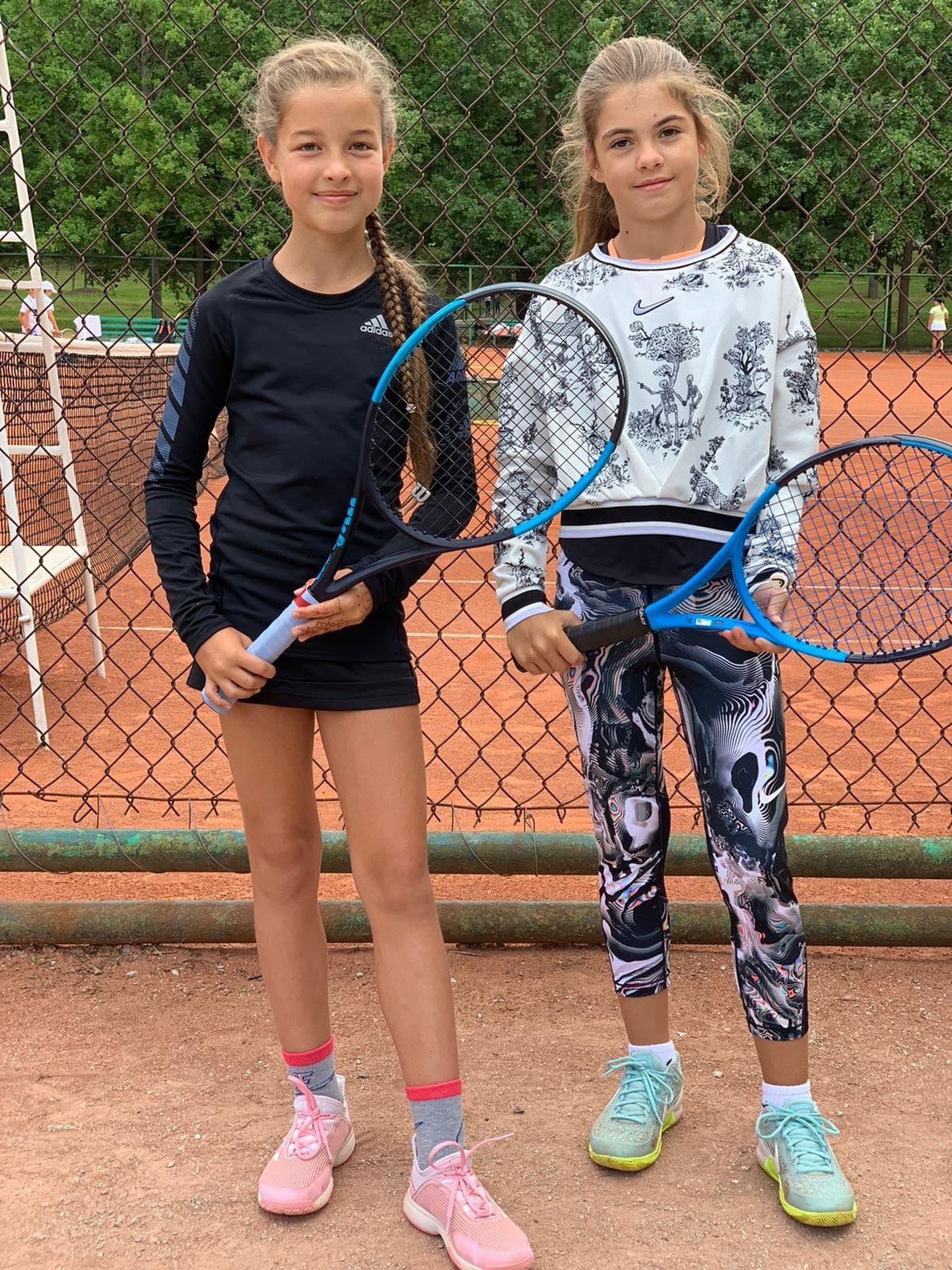 Sofia Holst (vasakul) ja Maarit Tammiksaar näitasid oskusi Eesti noorte tennise meistrivõistlustel Tallinnas.