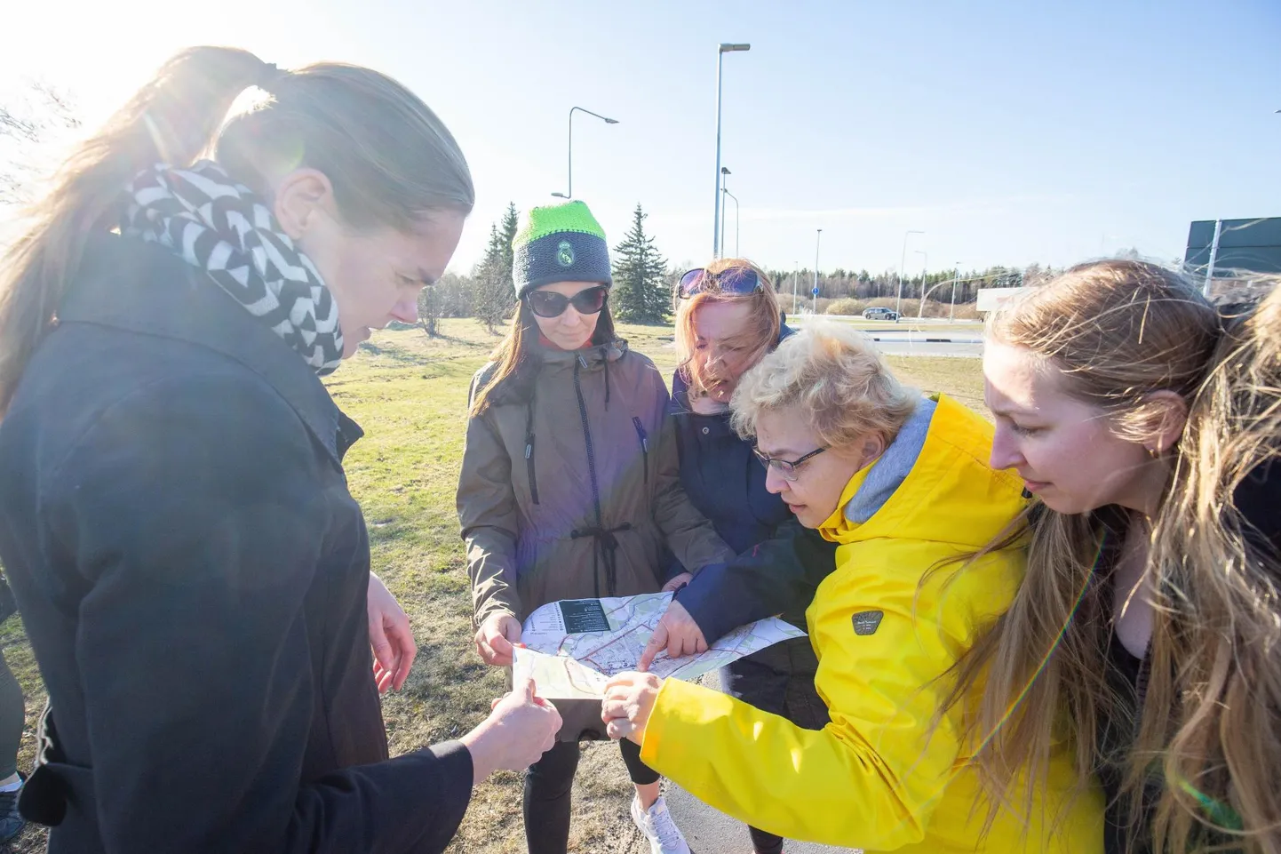 Paides on 134 tänavat. Naiskodukaitsjad Maarit Nõmm (vasakult), Siret Pihelgas, Merje Mihkelsaar, Siiri Sitska ja Piret Saul otsustasid need kõik otsast lõpuni läbi kõndida.