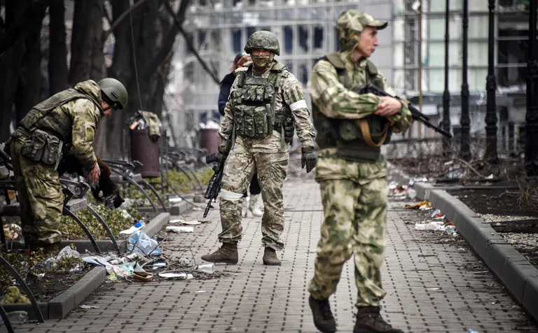 Vene sõdurid Aasovi mere äärses Ukraina linnas Mariupolis, mis ei ole veel täiesti nende käes. Foto on tehtud 12. aprillil 2022