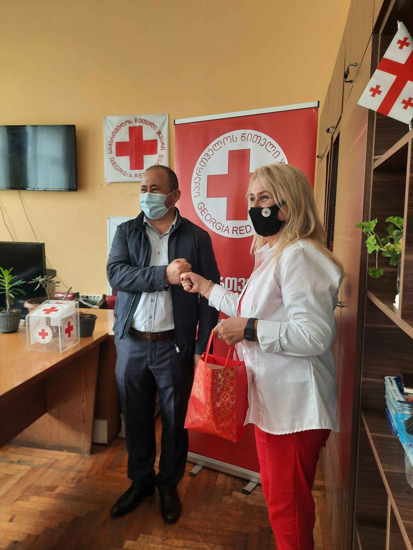 Laine Kunnberg-Bortnikov koos Gruusia Punase Risti peasekretäri asetäitja Kakha Mamuladžega.
