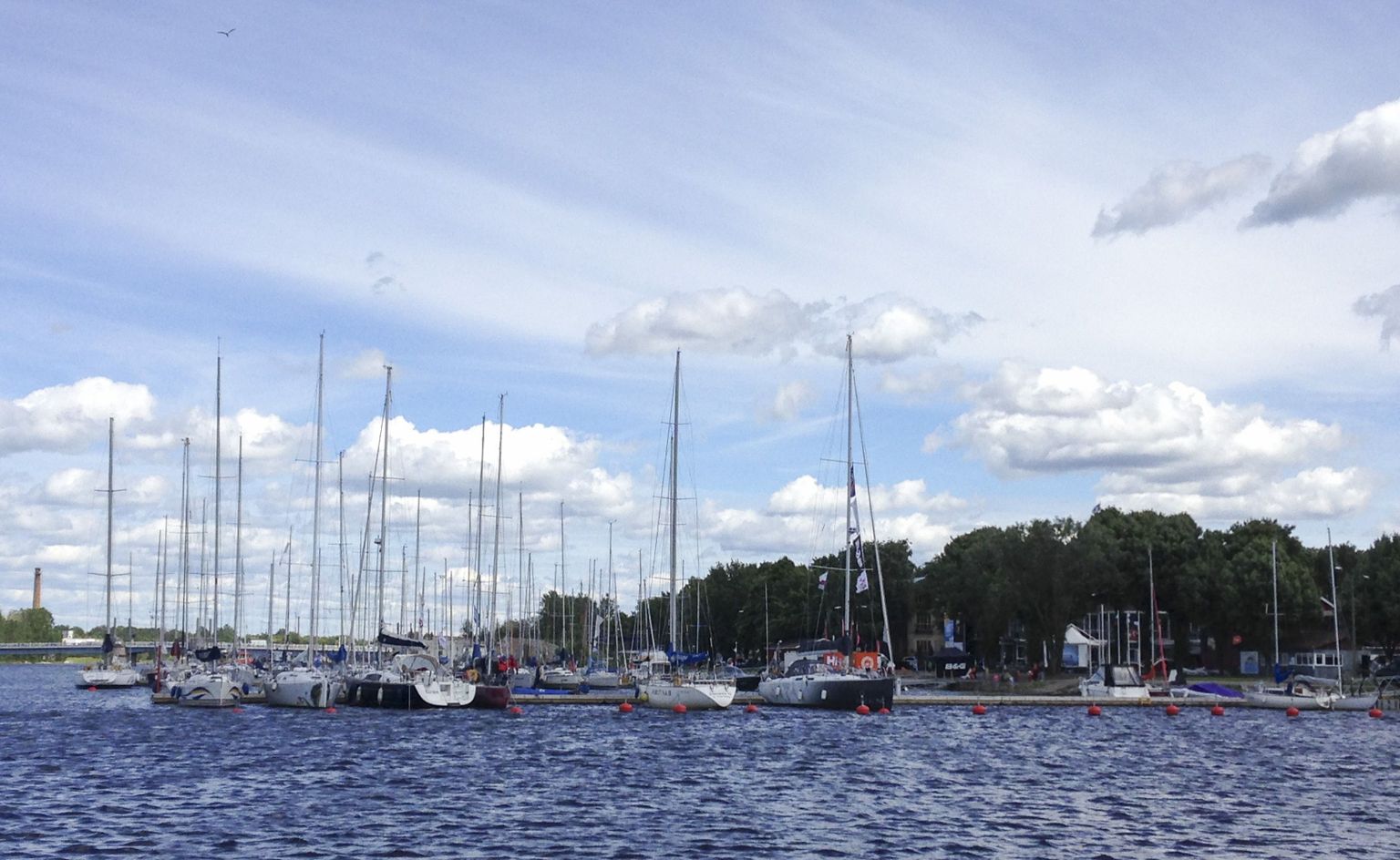 Pärnu sadamasse jahtklubi juurde oli eilseks kogunenud juba hulk aluseid, et pühapäeval startida Muhu väina regatil.