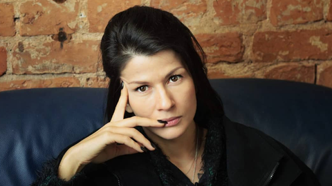 Aktrise Kristīne Belicka paralēli darbam piepelnās, uzkopjot dzīvokļus