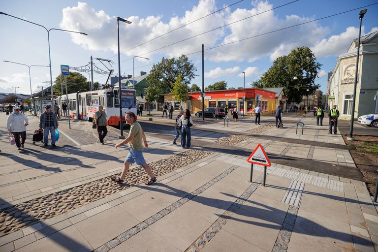 Торжественное открытие реконструированной улицы Вана-Каламая. Пересечение пешеходной дорожки и трамвайной линии.