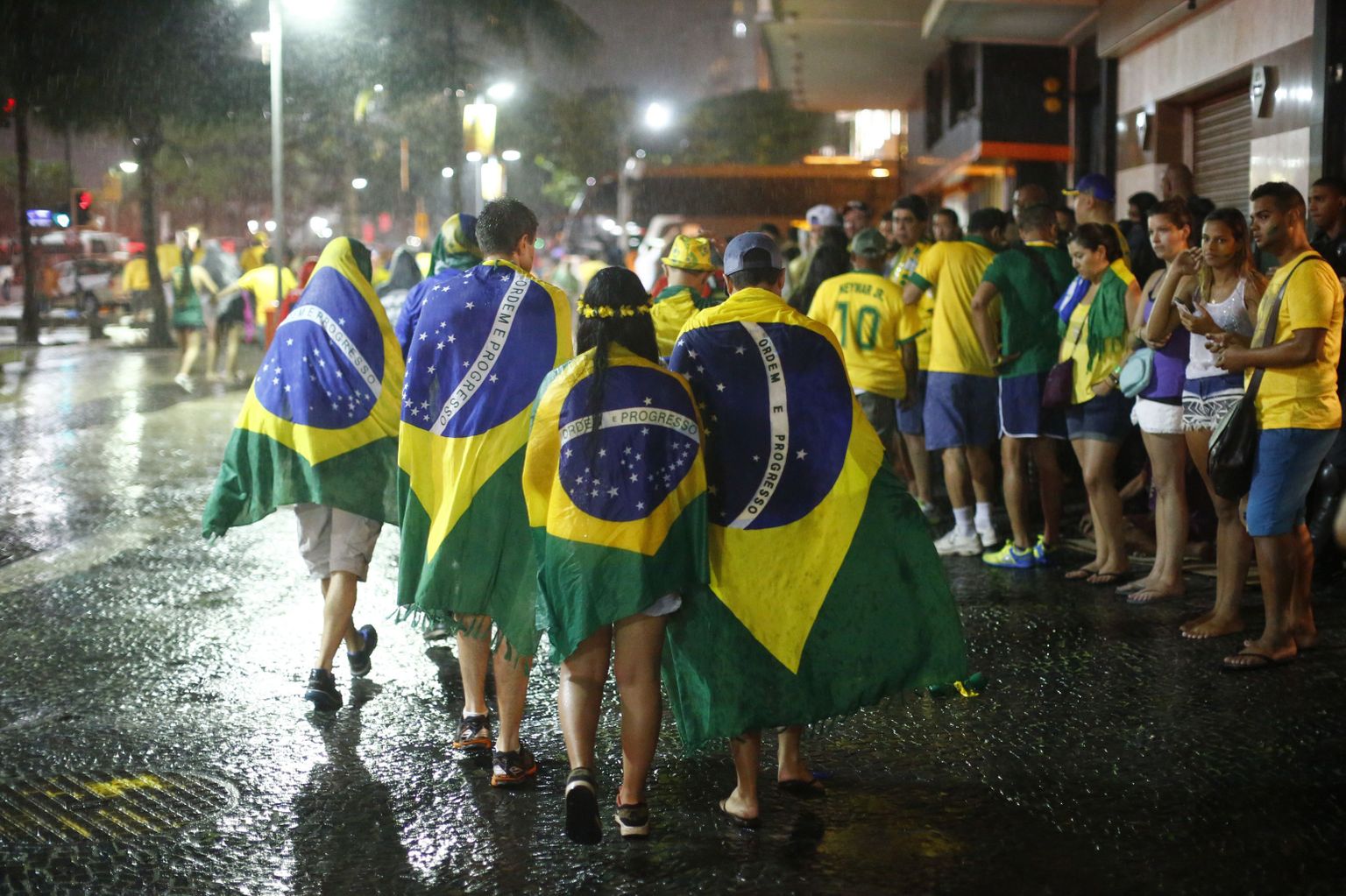 Pärast suurt kaotust valitsesid Brasiilia meeskonna toetajate seas nukrad meeleolud.