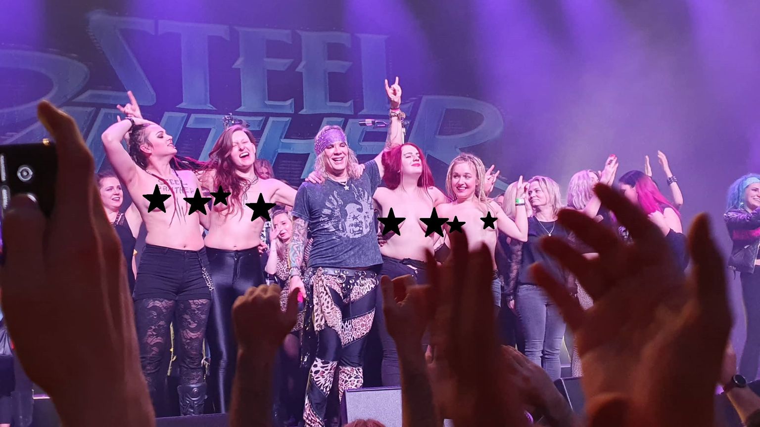 Steel Panther kontsert Kultuurikatlas, kus laval vallatlesid julged Eesti naised.