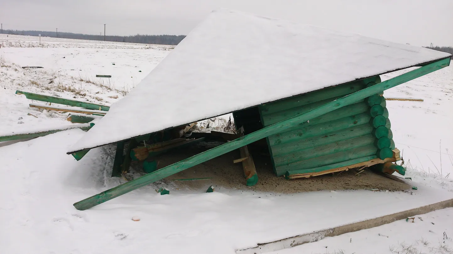 Puruks sõidetud paviljon