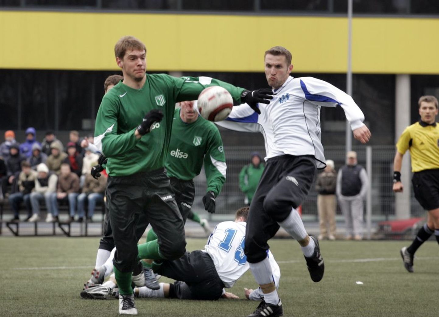 Pildil kohtuvad FC Flora (rohelises) ja FC TVMK.