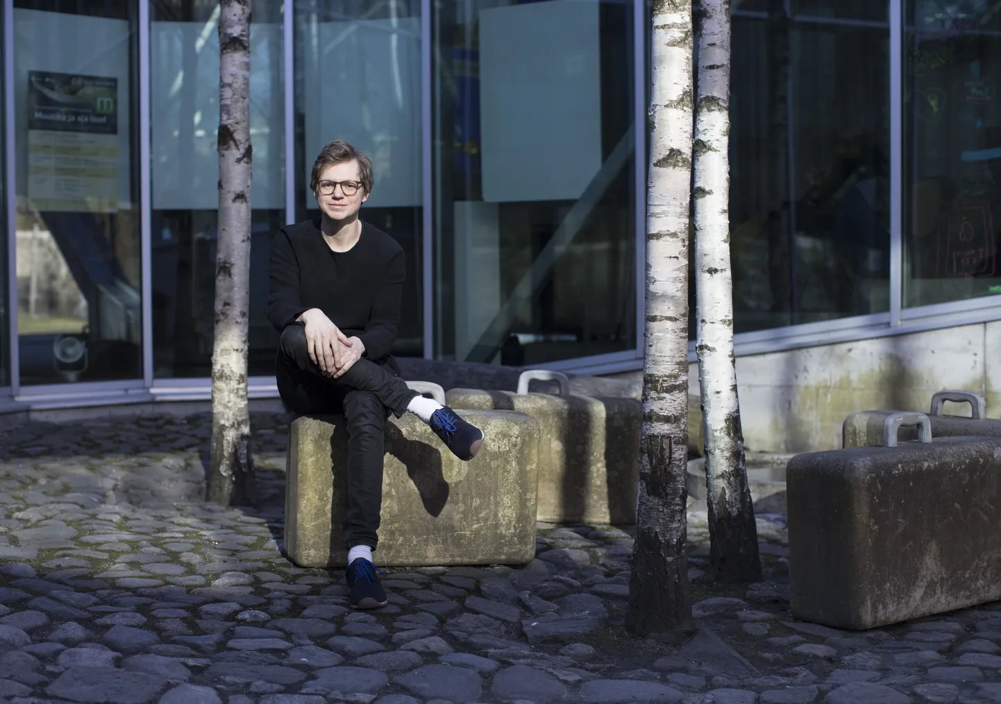 Jaanus Samma Okupatsioonide muuseumi õuel. «Praegune kohavalik võimaldab meil algatada laiemat diskussiooni. Galeriis oleks kindlasti turvalisem, aga usun, et siin kõnetab minu näitus enamaid inimesi.»