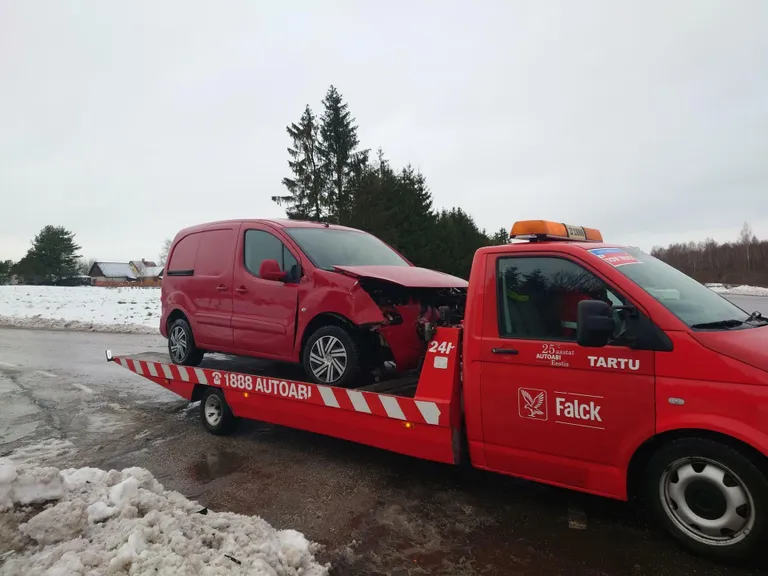 Citroëni juht sõitis peateel liikunud Vokswagenile ette.