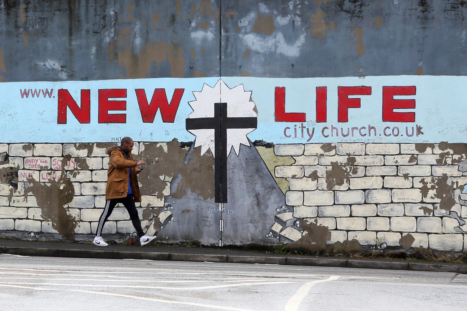 «Uus elu» seisab Belfastis ühel seinamaalingul. Tegelikult kardetakse hullemat.