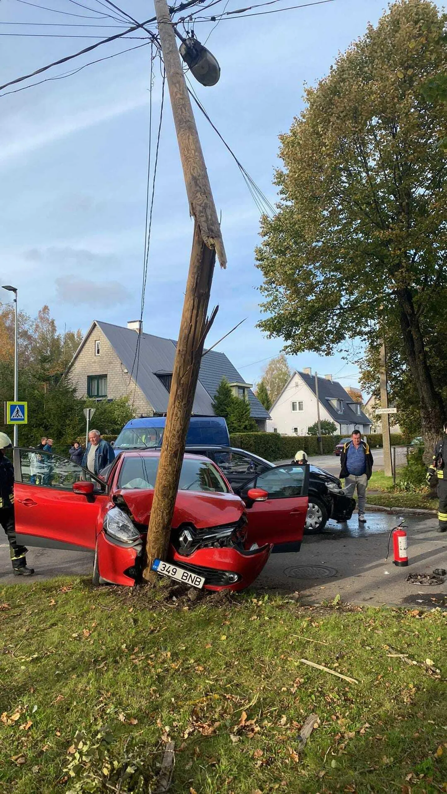 Pärnus Rõugu ja Uus-Sauga tänava ristmikul põrkasid kokku sõiduautod Renault ja Škoda.