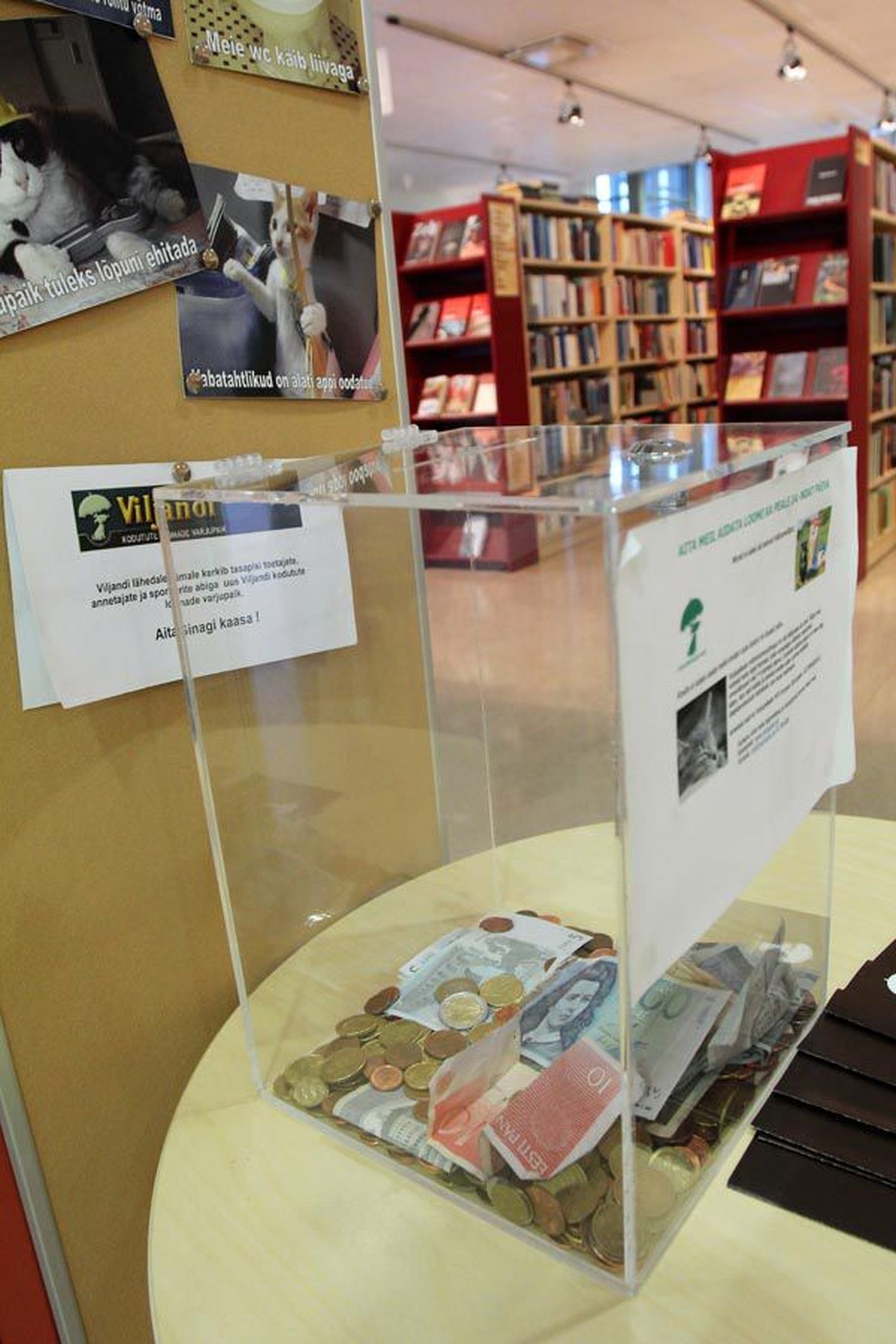 Raamatukogu kojulaenutusosakonna töötajate sõnul on juba välja kujunenud inimesed, kes raamatule järele minnes poetavad eurosid või kroone ka loomade varjupaiga annetuskasti.