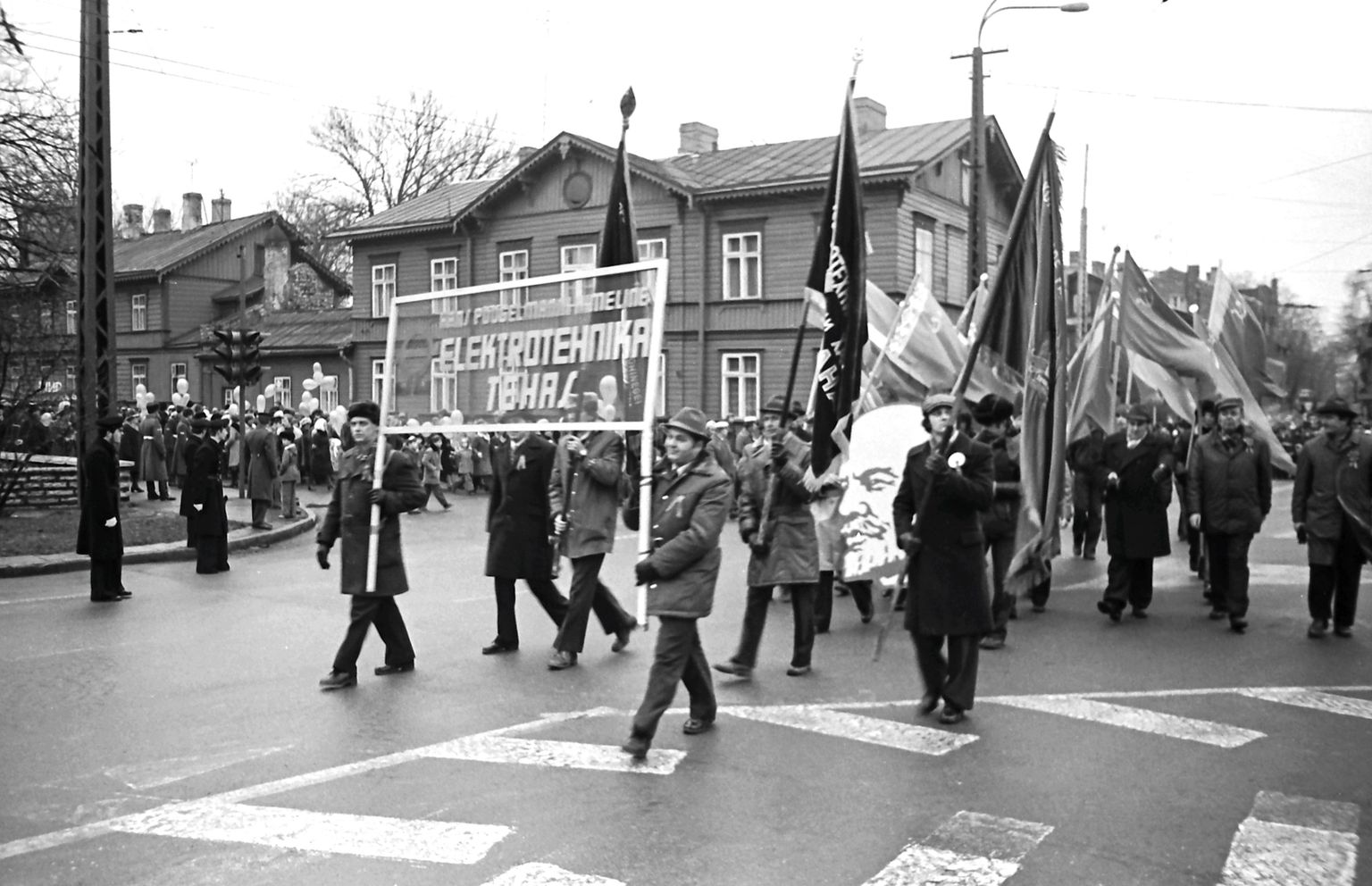 Peeter Langovitsi tagasivaade: Oktoobripüha rongkäigus 1979. aastal Tallinnas