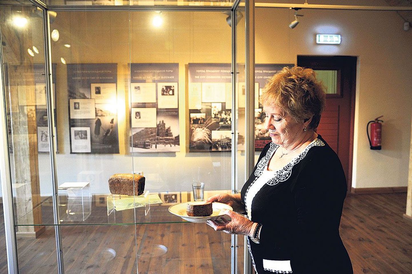 Peterburi leivamuuseumi direktor Marina Jakovleva näitab põllumajandusmuuseumis avatud näitusel «Blokaadilinna leib» olevat 125-grammist leivapala, mis oli Leningradi blokaadi ajal lapse ja ülalpeetava päevane leivanorm.