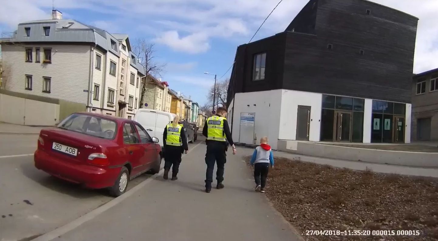 Politsei käis koos poisiga ema otsimas.