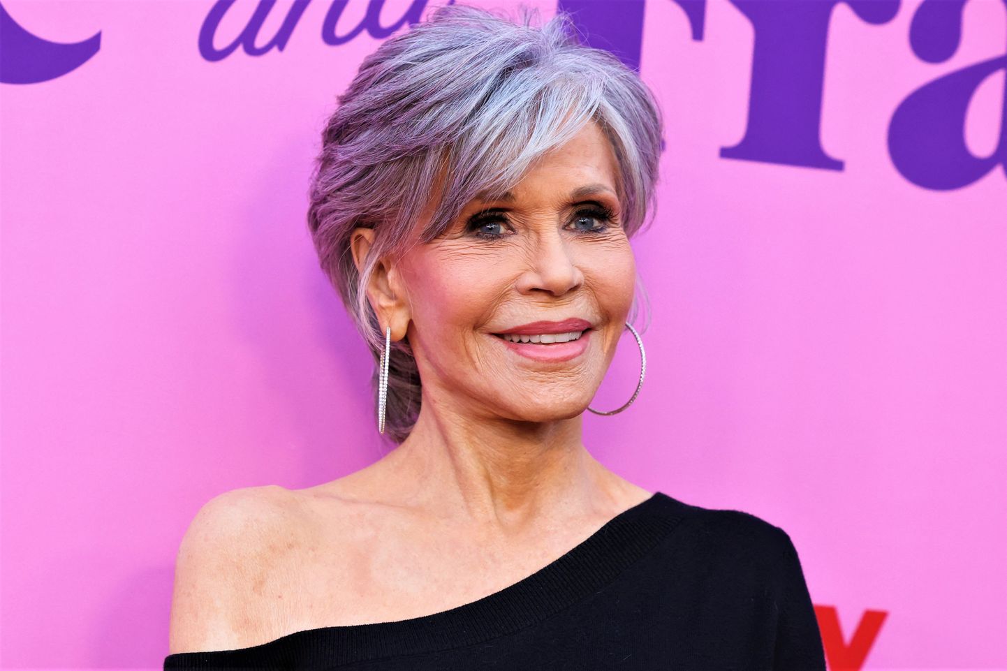 Jane Fonda näeb oma hallide juustega väga loomulik ja kaunis välja.