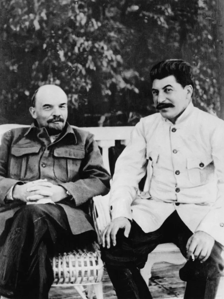 Владимир Ленин и Иосиф Сталин в 1922 году в Горках, где Ленин восстанавливался после проблем со здоровьем.