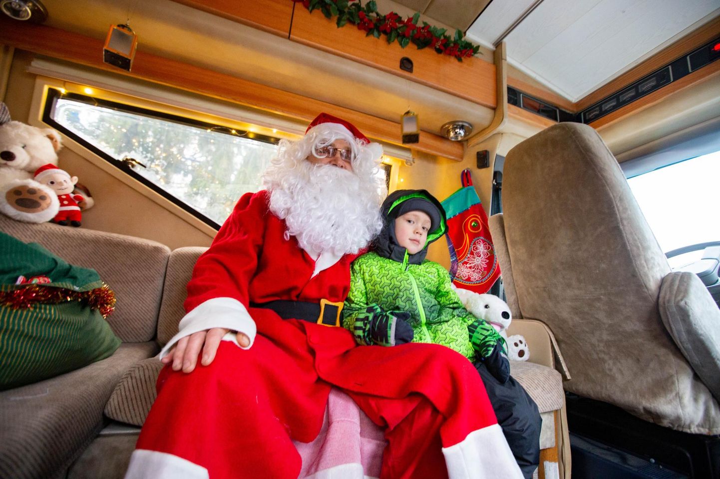 Jõuluvana sõitis oma väikese bussiga Tapa vallas ringi ka eelmisel aastal.