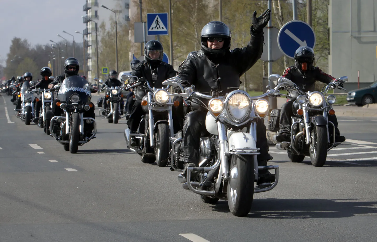Ligi tuhat tsiklimeest avas motohooaja Pärnus pilkupüüdva paraadiga.